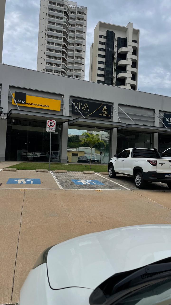 Estacionamento em frente à clínica